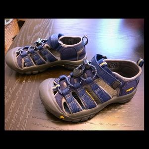 Navy boys Keens size 12